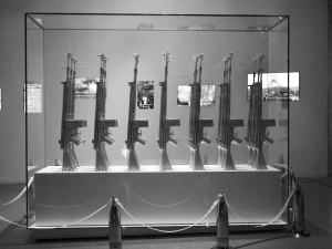 Gewehre mit Rosen in den Läufen als Symbol für den Sieg der Revolution. Schaukasten im Museum der Heiligen Verteidigung. (Aufnahme Christian Funke vom 17. August 2013) 